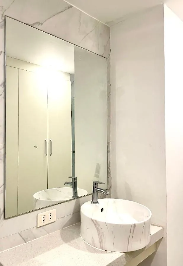 Burgundy Guest Suite Manila Aparthotel